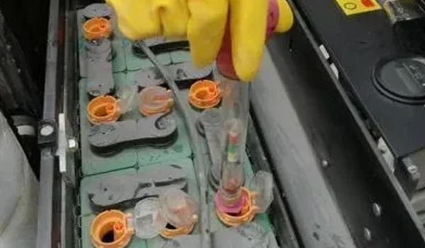 90%的人竟然不知路，叉车蓄电池要加水？